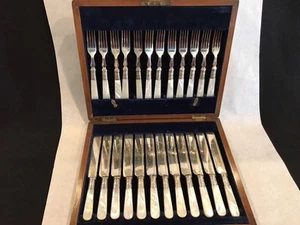 Antikes 24-teiliges Dessertbesteckset Sterlingsilber und Perlmutt - Bild 1 von 16