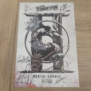 Poster NYCC 2025 MORTAL KOMBAT II 13,5 X 20 *FIRMATO CAST!!* Karl Urban "CageCon" - Foto 1 di 14