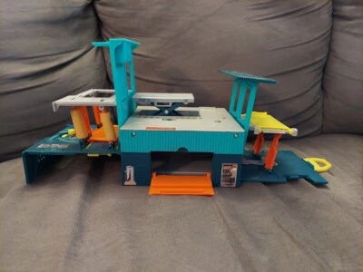 Matchbox Grab n Go Car Wash/ Service Station Playset With 1 Car - Image 1 of 4