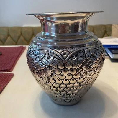 Jarrón de latón plateado - perseguido a mano. De colección. "Hoja de bayas florales - 8,25"" T." Usado en excelente estado Foto 1 de 4