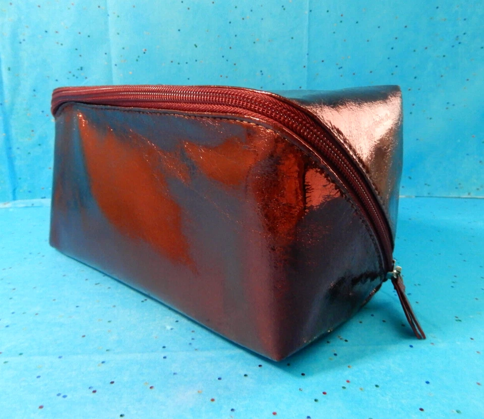 Bolsa de Maquillaje Saks Fifth Avenue Roja Brillante Metálica Bolsa de Viaje para Artículos de Aseo/2 Bolsillos Foto 1 de 4