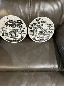 (2) Kenya Africa Collection 8” Plates ~ Italy ~ Signed Mauri ~ Zebra Lion Black - Picture 1 of 10