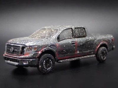 2016-2024 Nissan Titan Xd PRO-4X Pick-Up Camion con Gancio 1:64 - Modello Auto - Immagine 1 di 4