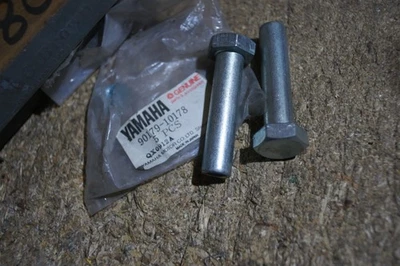 YAMAHA DT1 DT2 DT3 RT2 RT3 PERNOS DE CULATA NUST 90179-10178 GENUINO NOS Foto 1 de 2