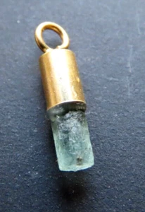 Roh-Natursmaragd-Strohhalmanhänger in 18 Karat Gold - Bild 1 von 7