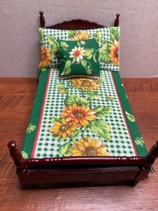 Mini Puppenhaus Tagesdecke Decke 2 Kissen Maßstab 1:12 Twin Size Sonnenblumen grün - Bild 1 von 7