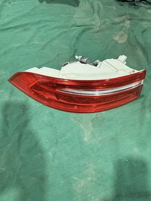 Jaguar XE R-Sport 2017 pasajero luz trasera izquierda, 197,337-01/03 Foto 1 de 4