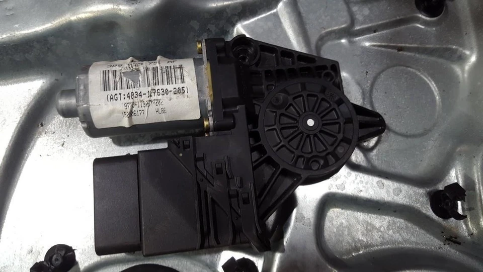 Volkswagen Passat 2001 Window Motor rear Left 3b9839751af, Genuine #474790-38 - Изображение 1 из 1