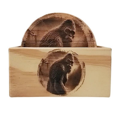 Bigfoot Sasquatch Yeti 4" Pino Grabado Láser 5 Posavasos con Soporte Foto 1 de 4