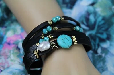 Pulseira envolvente tribal de couro e turquesa Deco fio e miçangas (preta ou marrom) - Imagem 1 de 2