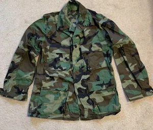 Camisa Camuflada BDU Ejército Militar de los Estados Unidos Med Reg Campo Utilitaria - Imagen 1 de 3