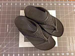 Sandalia chanclas Crocs Sloane Ombre Diamante estrás negra 204181 talla W 5 - Imagen 1 de 9