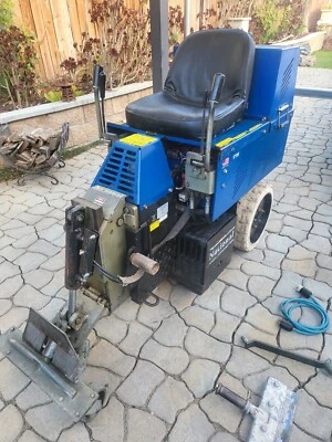 Raspador de piso 2013 National 5700 alimentado por bateria.  - Imagem 1 de 4