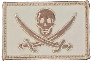 BANDIERA JOLLY ROGER TESCHIO SPADE PIRATA GANCIO DESERTO TATTICO TOPPA MORALE - Foto 1 di 3