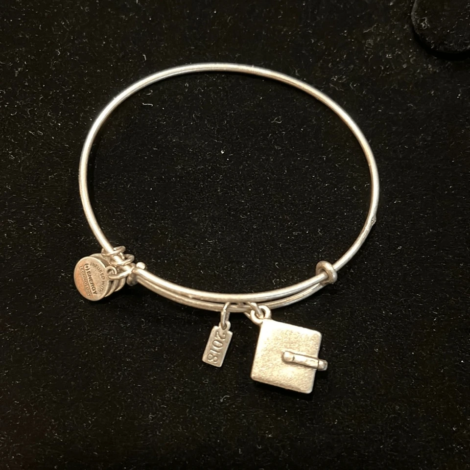 Alex and Ani 2018 Graduate Bracelet - Imagem 1 de 3