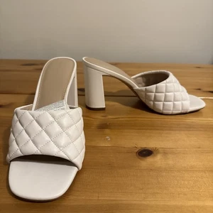 Cremefarbene gesteppte Blockabsatz Pantoletten, Slipper, offene Zehenpartie, Gr. 9,5, nagelneu - Bild 1 von 7