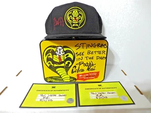 CAPPELLO COBRA KAI E LUNCHBOX FIRMATO E ISCRITTO DA PAUL WALTER HAUSER COA - Foto 1 di 9