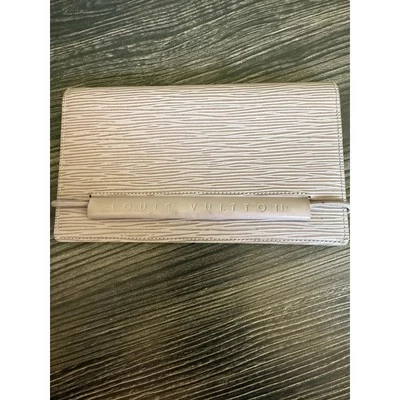 Cartera Louis Vuitton Epi Grande Portefeuille Elástica Lila Triple Foto 1 de 4