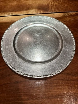 "Placas de cargador de plástico con cuentas plateadas de 13""" Foto 1 de 2