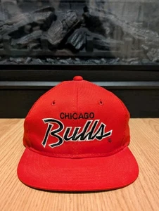 Gorra gorra vintage años 90 jóvenes especialidades deportivas Chicago Bulls script Snapback - Imagen 1 de 10