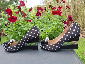 Isaac Mizrahi 8 Peek Boo Toe Nero Bianco Zeppa 3,5"Punto Lucite Fiocco Giuggiola Nuovo... - Foto 1 di 24