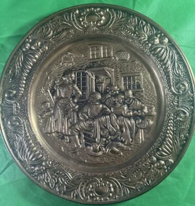 VINTAGE ROUND BRASS GOLD TONE DECORATIVE WALL PLATE PUB SCENE 14 1/2” - Picture 1 of 7