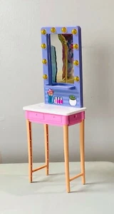 Nuevo Barbie Big City Dreams Muñeca ROSA Muebles Vanidad Espejo MESA DIORAMA - Imagen 1 de 4