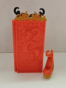 Monster High Jinafire langer Scaris Koffer & linker Schuh Ersatzposten - Bild 1 von 6