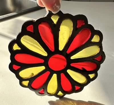 Vitral de hierro fundido de colección remache floral rojo amarillo 5,25x5,25" cocina años 70 Foto 1 de 4