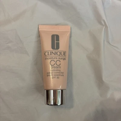 Clinique CC Moisture Surge Crema Hidratante Corrector de Color .5 OZ Muy Ligero Nuevo Foto 1 de 3