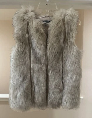 全新无标签 TopShop 人造毛皮面霜 棕褐色 黑色钩扣背心。 2 码 — 第 1/4 张图片