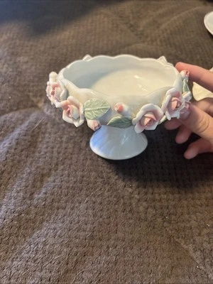 Antiguo cuenco de compota de porcelana con cubierta de flores pequeñas de vidrio Foto 1 de 4