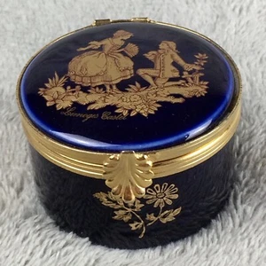 LIMOGES Castel Trinket Box Pillbox 22K Gold Clasp France Couple Courting - Imagen 1 de 10