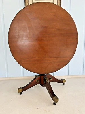 Antigua mesa de comedor redonda con tapa inclinable - mesa de centro de caoba con montaje y rueda de bronce Foto 1 de 4