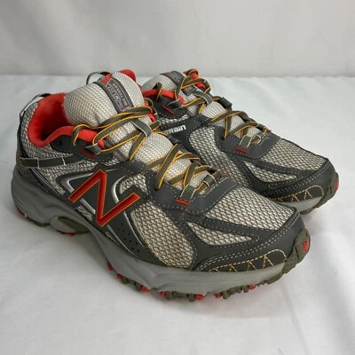 New Balance WT411G02 Feminino 411v2 Todo Terreno Trail Running Cinza/Vermelho Tamanho 9 B - Imagem 1 de 4