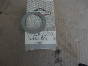 UNA nuova guarnizione depuratore aria OEM Briggs & Stratton 271139S SPEDIZIONE GRATUITA - Foto 1 di 1