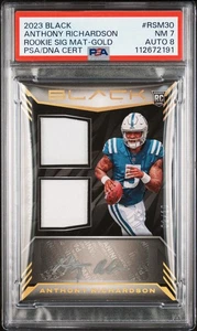 2023 PANINI BLACK RC SIG MAT GOLD /10 ANTHONY RICHARDSON RC PSA 7 AUTO 8 (POP 1) - Foto 1 di 2