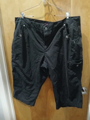 WOMAN'S GLORIA VANDERBILT BLACK CAPRIS SIZE 24WPOCKETS BUTTON AND ZIP - Image 1 of 3