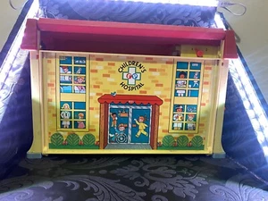 Fisher-Price 1976 Vintage Childrens Hospital play set with functional lift - Picture 1 of 9