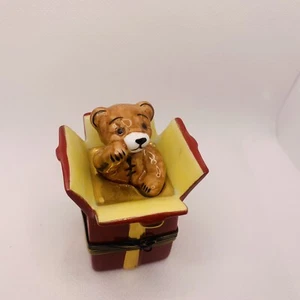 Limoges Box ~ TEDDYBÄR in ROTER GESCHENKBOX ~ La Gloriette Peint Main Frankreich - Bild 1 von 9