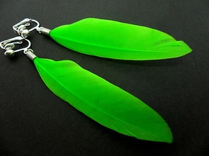A PAIR OF LONG GREEN FEATHER DANGLY CLIP ON EARRINGS. - Picture 1 of 1