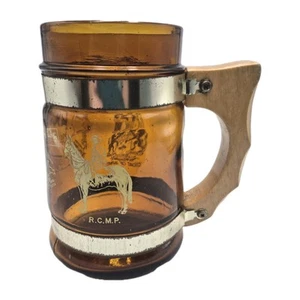 Taza de vidrio ámbar Canadá RCMP mango de madera detalles dorados 20 oz capacidad 5" de alto - Imagen 1 de 10