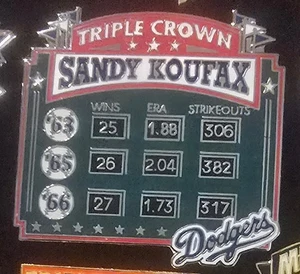 LOS ANGELES DODGERS SANDY KOUFAX #32 3 X TRIPLE CROWN Lapel Pin - Picture 1 of 1