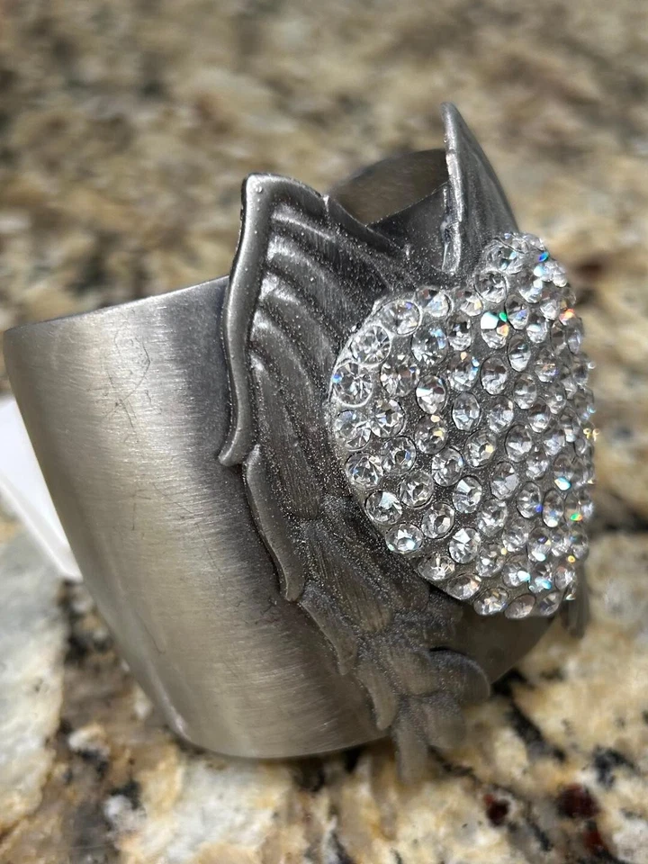 NUEVO Brazalete grande corazón peltre diamantes de imitación con alas de ángel $59 venta al por menor Foto 1 de 3