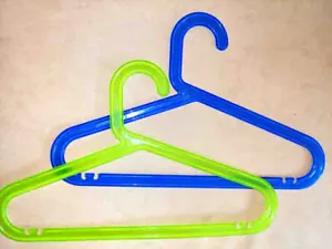 Zwei Kinder-Kleiderbügel Kunststoff blau und grün IKEA 33 x 21 cm - Bild 1 von 1