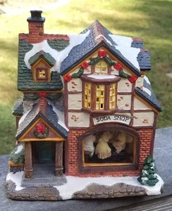 COSTRUZIONE NEGOZIO DI SODA 8" ~ DOPO IL BALLO DI FINE ANNO ~ 2002 NORMAN ROCKWELL SAT EVE POST VILLAGE - Foto 1 di 12