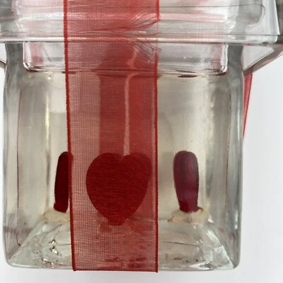 Vela en caja de vidrio transparente con arco nuevo sin etiquetas cera transparente con corazones Living Quarters Foto 1 de 4