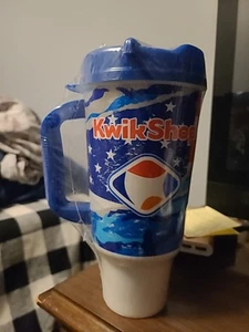 Vintage Whirley Kwik Shop 32 Unzen Soda Pop nachfüllbare Tasse mit Deckel. Neu Versiegelt - Bild 1 von 7