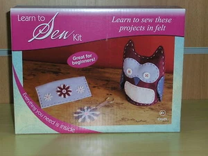 Nuevo en caja - Kit para aprender a coser - Gama de la tienda de artesanía - Llavero y monedero de búho de fieltro - Imagen 1 de 1