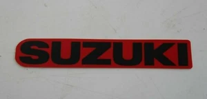 Schriftzug Suzuki Sticker Suzuki Aufkleber 8x1,3cm schwarz/rot Dekor - Bild 1 von 1